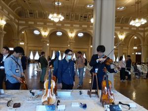 関西弦楽器製作者協会展示会が盛況に開催されました - 