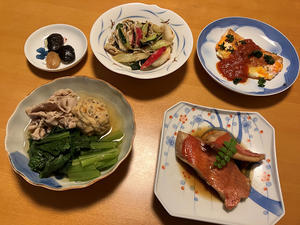 金目鯛煮つけと、小松菜とがんもどき煮物と、四色野菜の胡麻じゃこ和えと、チー玉、それにお味噌汁 - かやうにさふらふ