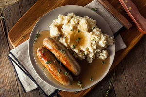 What Are the Best Bangers and Mash Recipes for Cozy Nights? - 