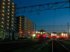 ＜えちごトキめき鉄道＞　夜を迎えるヤード - 