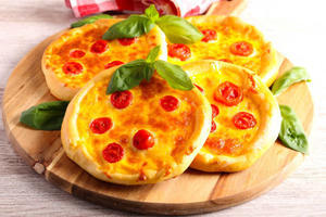  Get Creative in the Kitchen with These Mini Pizza Recipe Ideas! - 