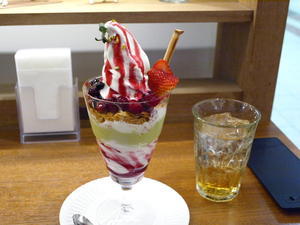 札幌　ミルク＆パフェ　よつ葉ホワイトコージ　札幌ステラプレイス店（4種のベリーとピスタチオクリームのパフェ） - 