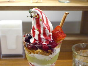 札幌　ミルク＆パフェ　よつ葉ホワイトコージ　札幌ステラプレイス店（4種のベリーとピスタチオクリームのパフェ） - 