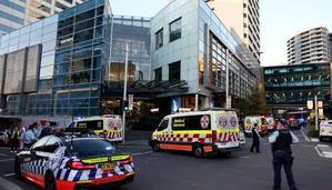 Man neergeschoten en meerdere gestoken in druk winkelcentrum in Sydney - 