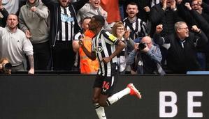 Newcastle-speler Alexander Isak slaat tweemaal toe in de 4-0-zege op Tottenham - 