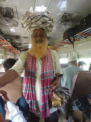 ダッカに鉄道で移動中、バングラデシュの列車飯はこんな感じでした - 