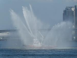 消防艇の放水を見たよ♪ 44回目の月命日も竹芝桟橋詣で♪ - ルソイの半バックパッカー旅