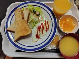 しらゆり荘朝食　トースト　サラダ　目玉焼き　コーンスープ　デザート　オレンジジュース - 今日の献立