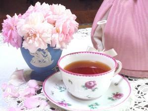 散りかけのバラの花でティータイム - Froral Linenのティーコゼー バラと紅茶とフランス刺繍のある暮らし