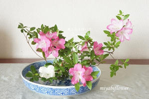 昭和レトロの大皿に庭のサツキを生ける - 風と花を紡いで