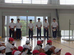 ５月３１日（金）　国際武道大学生による体操指導 - 大好き　西条小学校