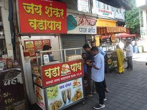 プネーの朝、ワダ・パヴの立ち食いから始めてみた