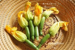 花ズッキーニの天ぷら & にんにくの芽と葉にんにく - 風と花を紡いで