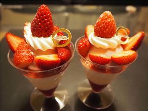 資生堂パーラーのストロベリーパフェケーキ - 人形町からごちそうさま