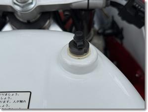 ガンマ、タンクブリーザープラグ撤去 - 何にもない日記