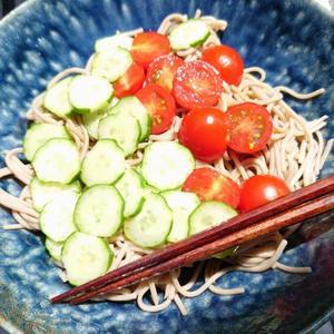 パリパリきゅうりとミニトマトのぶっかけ蕎麦　茹で卵製造の電気製品「ゆでたまごの匠」を購入 - Minha Praia