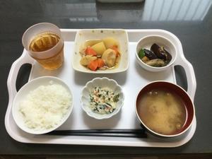 しらゆり荘　夕食　肉じゃが　ひじきの白和え　茄子とピーマンの甘酢炒め - 今日の献立