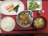今日の献立 - ひまわり荘　夕食　鶏肉とジャガイモの煮物　サーモンハラス　アスパラカレー炒め　小松菜ともやしのお浸し　味噌汁　ピックル