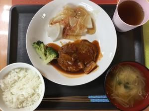 あじさい荘　夕食　トマト煮込みハンバーグ　大根のカニあんかけ　ご飯　味噌煮 - 今日の献立