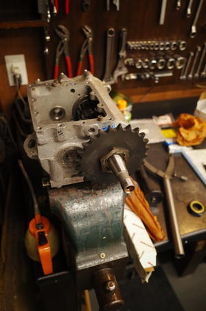 1954 FL 1200 T/M組み付け.メインシャフト３RDギア、カウンターシャフト - Vintage motorcycle study