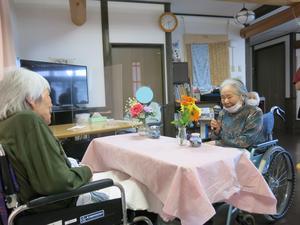 ３丁目　７月お誕生日会♪ - 特別養護老人ホームうずらはし