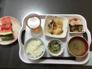 しらゆり荘　夕食　カニ風味しゅうまい　五目うま煮　ザーサイと木耳の中華和え　スイカ - 今日の献立