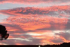 桃色の美しい夕焼けと再三の悲しい間違い 道路・電子請求書 - イタリア写真草子