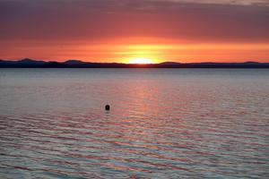 あかあかと湖にゆく夕日きれい でも赤く腫れたのどの痛みは辛い - イタリア写真草子