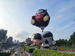 高雄クマのヒーロー君が空に浮かんでる、ナウ - メイフェの幸せ＆美味しいいっぱい～旅するように暮らす毎日