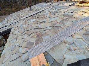 お久しぶりです。まだ屋根の石葺きが続いています。 - グルグルつばめ食堂