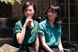 ひとつの机、ふたつの制服 - ちょんちょに～＾＾ ＆  めいぐぁんし～＾＾；