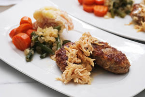 ハンバーグ・・・白舞茸クリームソース　　ゆりの花が開いてきました♪ - 登志子のキッチン