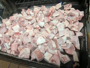 料理のベース、フォンドヴォーの骨 - フレンチ食堂　エスカルゴ