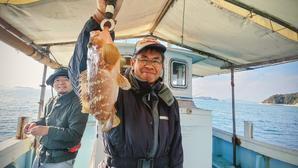 令和7年11月23日　仕事仲間6名様貸切　予想外の好天で絶好の釣り日和　アコウにマダイにコウイカ等々　早めの鯛めしで元気回復1400納竿　今宵は料亭持ち込み宴会 - 広島県呉市仁方　大型底引き観光遊漁船・釣船 第２光亮丸(食事付き）