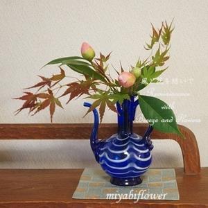 赤い一枝と小さな花をイランのガラスに生ける & 燃える雲 - 風と花を紡いで