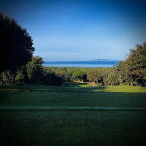 トスカーナの丘を越えて、海ゴルフ - イタリア子連れ放浪記