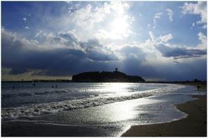江の島・光る砂浜 - 湘南の光に