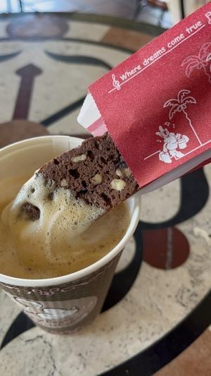 [チョコレートラテ]冬の風物詩で美味しくコーヒータイム - 東京ディズニーリポート