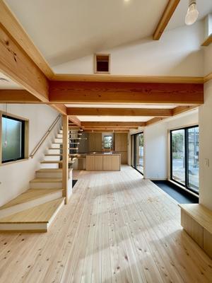 鎌倉市西鎌倉に建築中のソーラーシステムそよ風で床暖房する自然素材の家　設計事務所と適正価格で建てる人と環境にやさしい注文住宅 - 自然素材の家造りブログ　探彩工房（たんさいこうぼう）建築設計事務所　太陽熱で床暖房するソーラーシステムの自然素材の家に2６年以上住んでいる設計士が　別荘・注文住宅を専門に設計