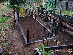 またもや、キッチンガーデンの土留め枠の修復。 - Martin Island ～空と森と水と～