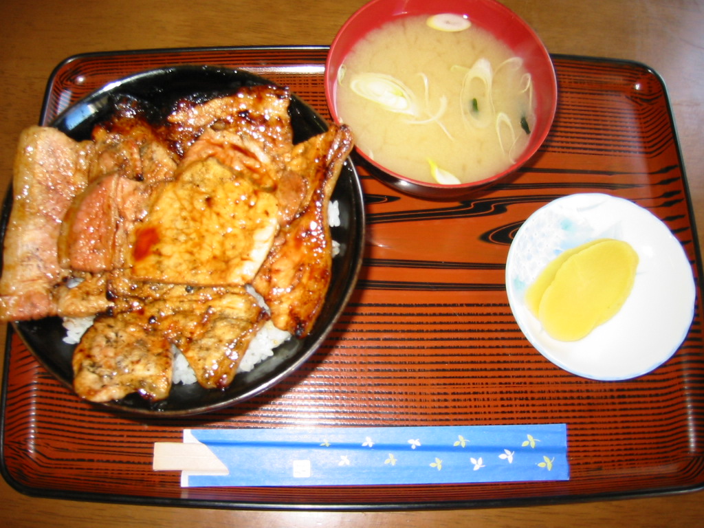 今日のお昼ご飯　【かしわ】の豚丼_a0004722_151556.jpg