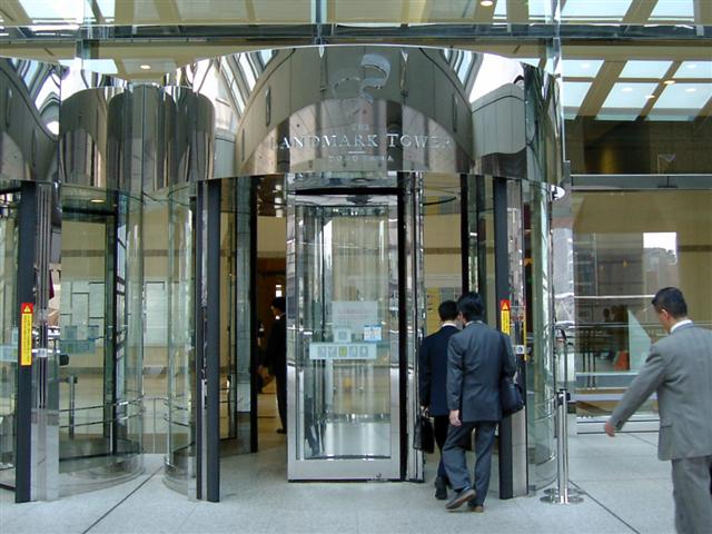 回転扉のワザ 横浜みなと通信