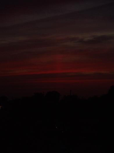 深紅の太陽柱、6月2日午後7時すぎ_a0018105_185615.jpg