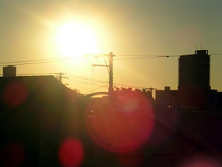 [本日の夕陽]晴天かつ、強烈な夕陽です。_a0009562_183544.jpg