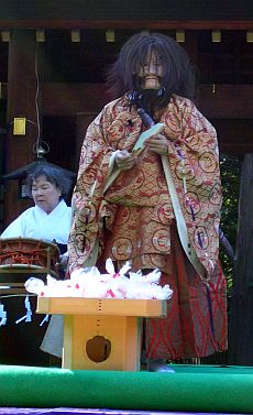 北海道神宮祭その４「奉納行事：三条神楽」での餅撒きでオバちゃんおおはしゃぎ_a0014562_0159.jpg