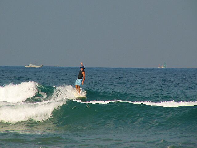 綺麗な海とサーファー_b0005869_22543331.jpg