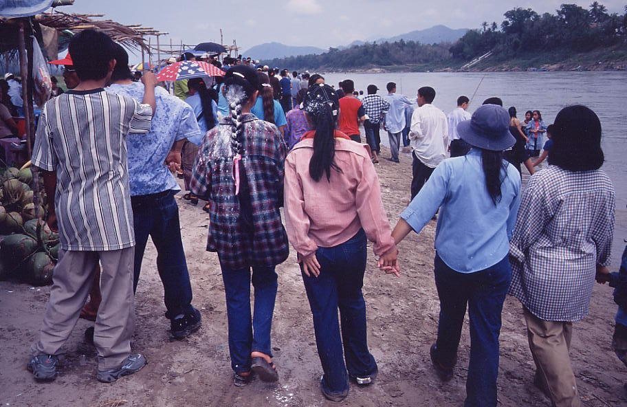 People strolling on Hadsai Moungkhoung_a0026784_1374027.jpg