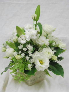 白い花で贈るお悔やみの花 お悔やみ花 お供え花を贈るときのマナーと例文
