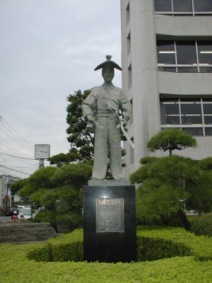 川越市役所の脇にある太田道灌像 胡蝶の夢