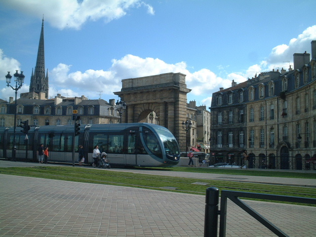 ■ボルドーのトラム・・・Bordeaux decide de conserver son tramway sans fil _a0008105_10585728.jpg